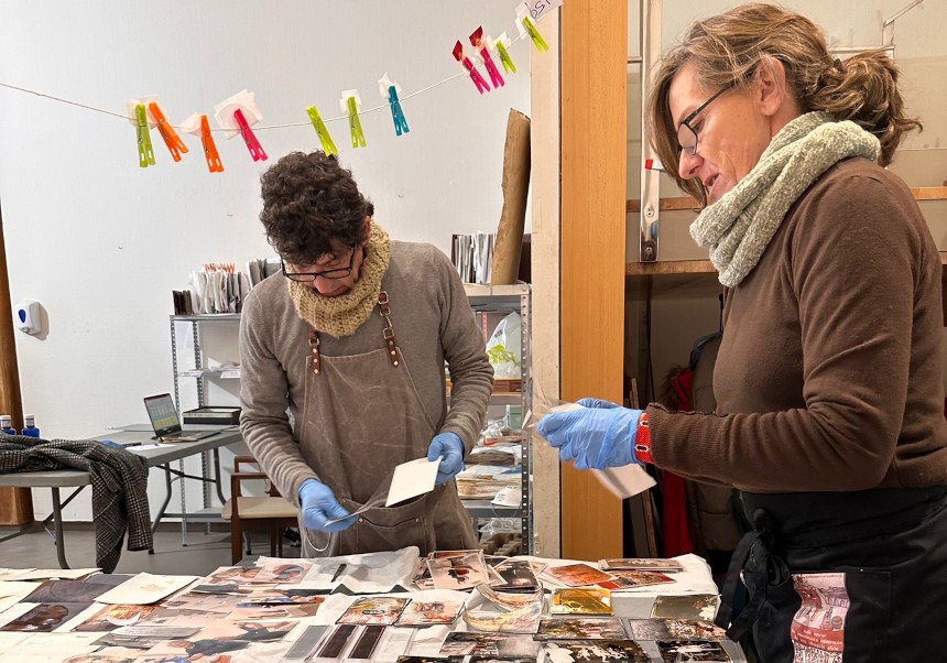 Membres d'ACRE treballen en el projecte 'Salvem les Fotos' de la UV al laboratori d'Algemesí.
